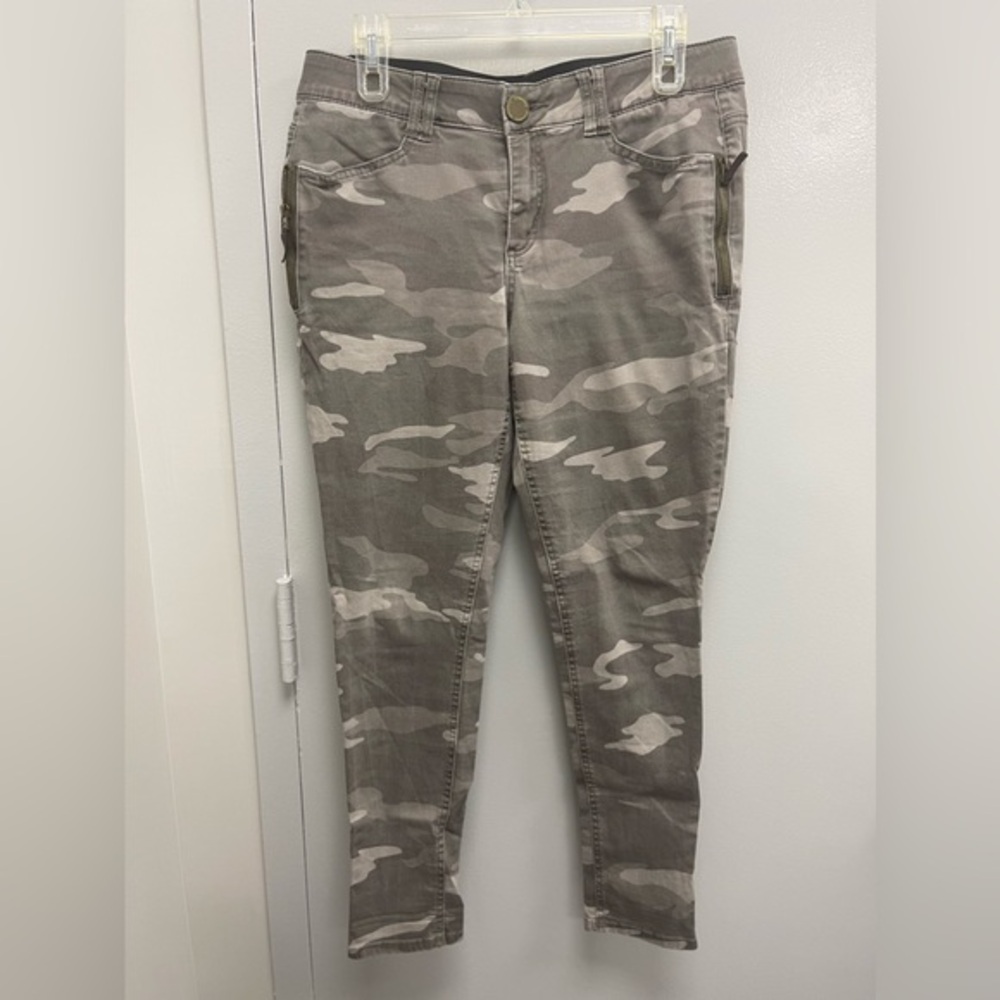 Democracy Women’s Size 10 Camouflage Skinny Jeans
